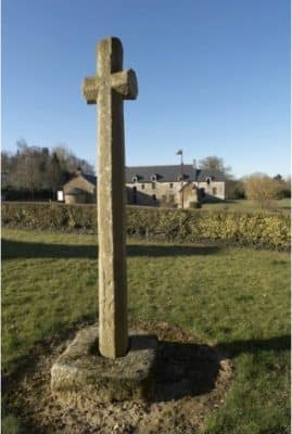Croix de cimetière au bourg de Saint-Maden